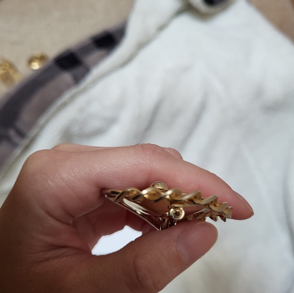 Gold Tone Leaf Brooch! - Picture 4 of 9